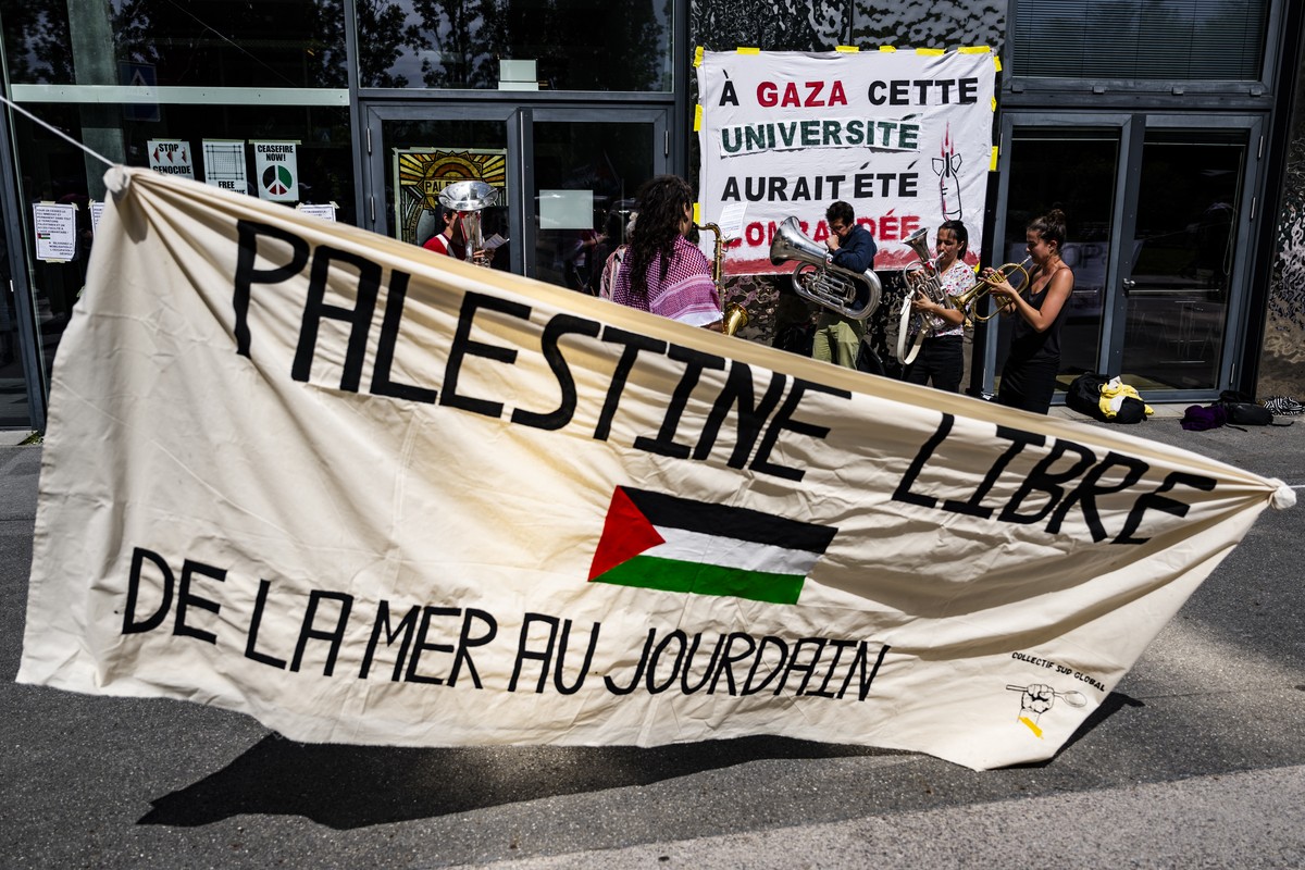 Des militants pro-palestiniens manifestent lors d'un appel a la mobilisation alors que des etudiants pro-palestiniens occupent une partie du batiment Geopolis de l'Unil le samedi 4 mai 2024  ...