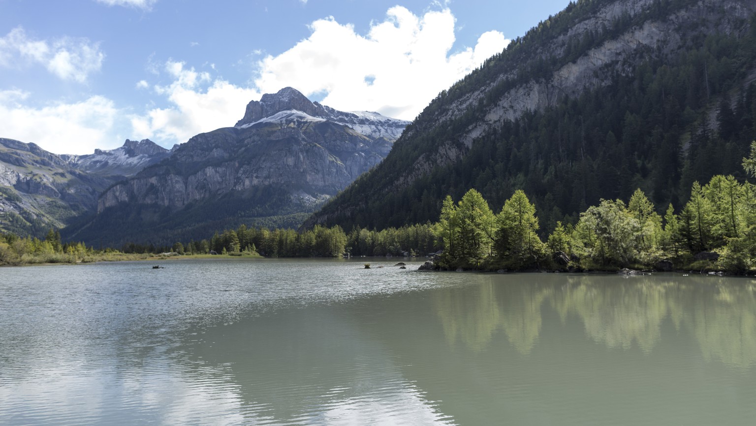 ARQUIVO --- PARA RELATAR QUE A POPULAÇÃO SUÍÇA SE TORNOU MAIS CONSCIENTE AMBIENTALMENTE, FORNECEMOS A SEGUINTE IMAGEM --- O lago e a floresta primitiva de Derborence pertencem ao município ...