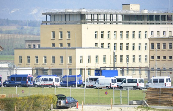 Des policiers bloquent l&#039;acces a la prison de Bochuz lors d&#039;une operation de securite de la police vaudoise ce mardi 18 mars 2014 aux Etablissements de la plaine de l&#039;Orbe (EPO) a Orbe, ...