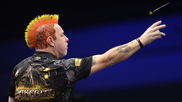 30.10.2022, Nordrhein-Westfalen, Dortmund: Darts: Darts EM, European Darts Championship, Professional Darts Corporation, PDC: Peter Wright (SCO) wirft einen Pfeil auf das Dart Board. Foto: Christopher ...