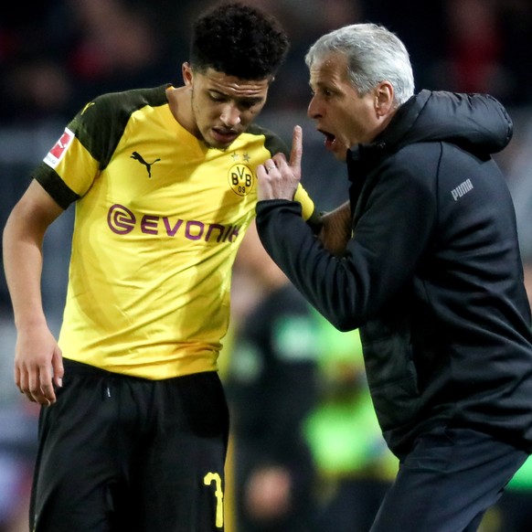 epa07393745 Dortmund&#039;s head coach Lucien Favre (R) gives advice to Dortmund&#039;s Jadon Sancho (L) during the German Bundesliga soccer match between Borussia Dortmund and Bayer Leverkusen in Dor ...