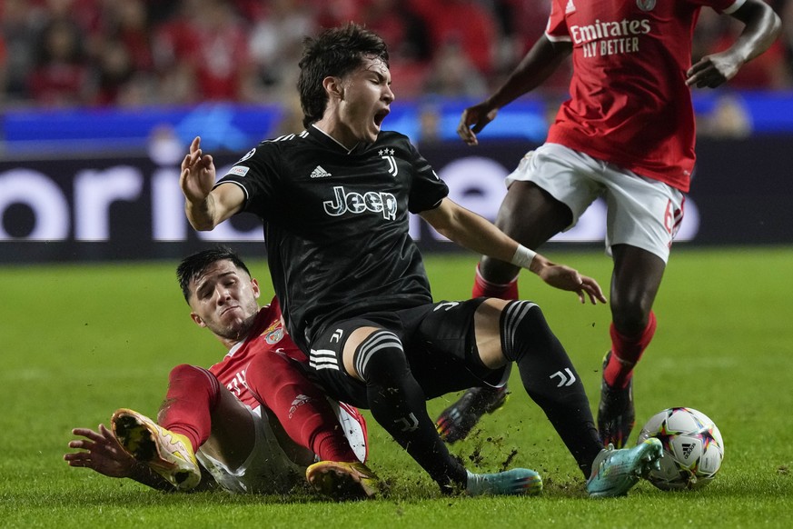 Juventus&#039; Matias Soule, right, reacts as he is tackled by Benfica&#039;s Enzo Fernandez, left, tackles during the Champions League group H soccer match between SL Benfica and Juventus at the Luz  ...