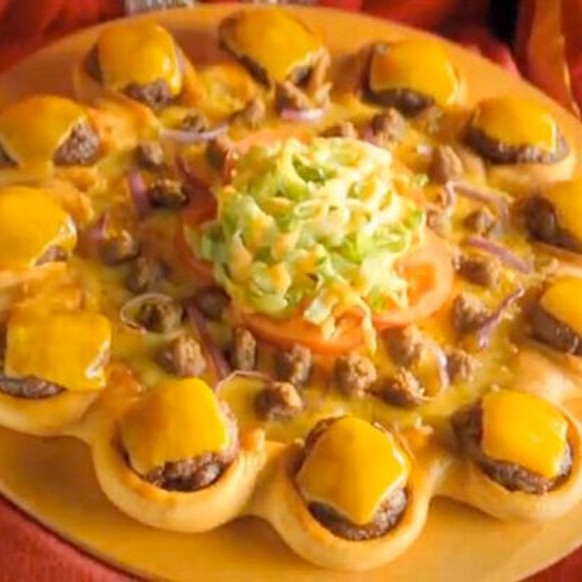 Mit Cheeseburger-Rand https://www.youtube.com/watch?v=MWDwZWCfp64 pizza hut crown crust cheeseburger pizza