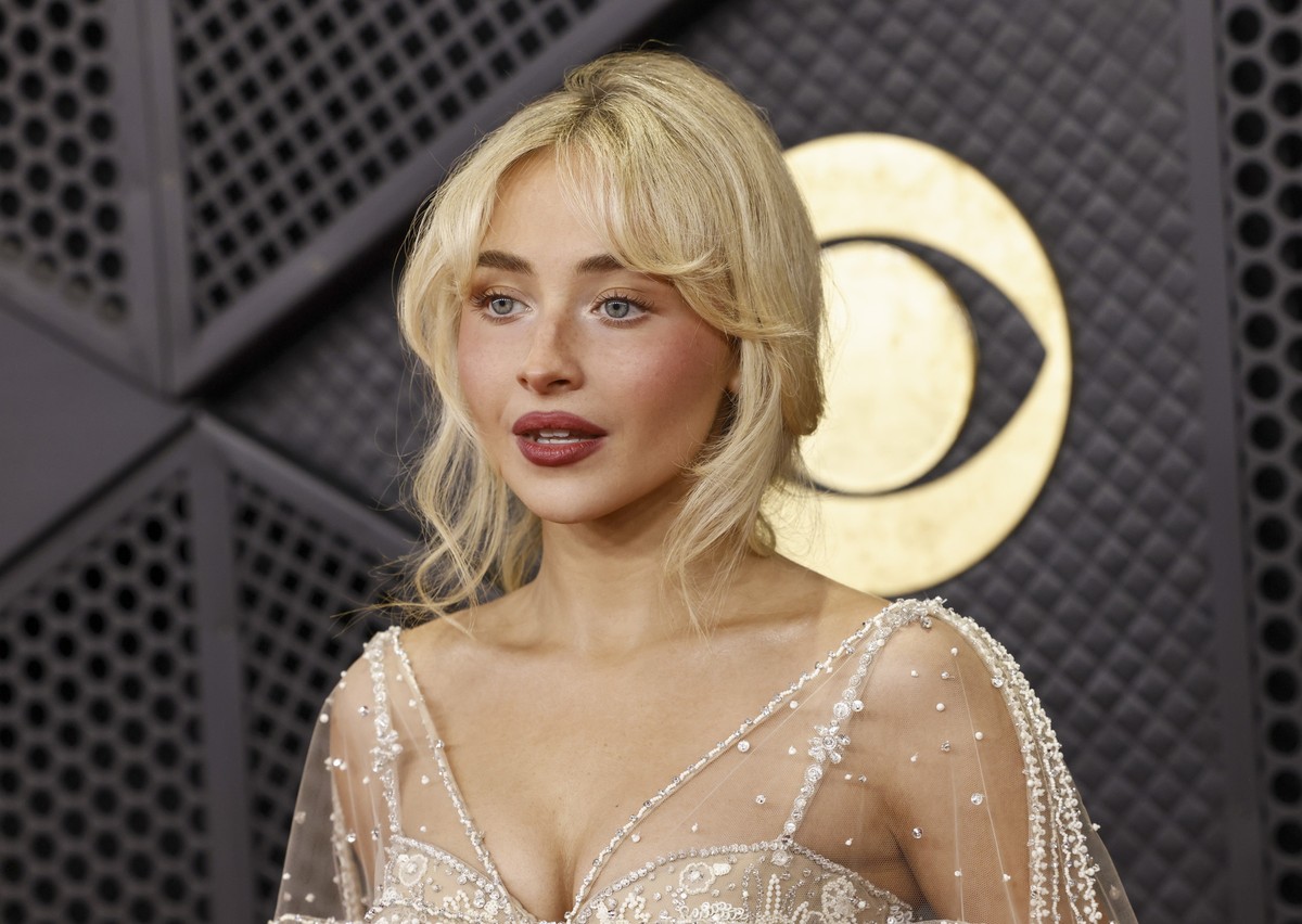 epaselect epa12699104 US singer-songwriter and actress Sabrina Carpenter attends the red carpet for the 68th annual Grammy Awards ceremony at Crypto.com Arena in Los Angeles, California, USA, 01 Febru ...