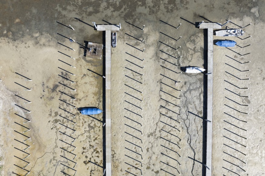 KEYPIX - Gestrandete Schiffe auf dem Untersee, aufgenommen am Mittwoch 2. April 2025 im thurgauischen in Mannenbach-Salenstein. Wegen zu wenig Regen und Schmelzwasser ist der Wasserstand am Bodensee s ...