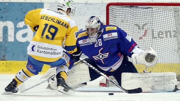 HC Davos Stuermer Marc Aeschlimann, links, versenkt den entscheidenen Penalty gegen Kloten Flyers Torhueter Martin Gerber zum Sieg im Penaltyschiessen beim Eishockey-Meisterschaftsspiel der National L ...