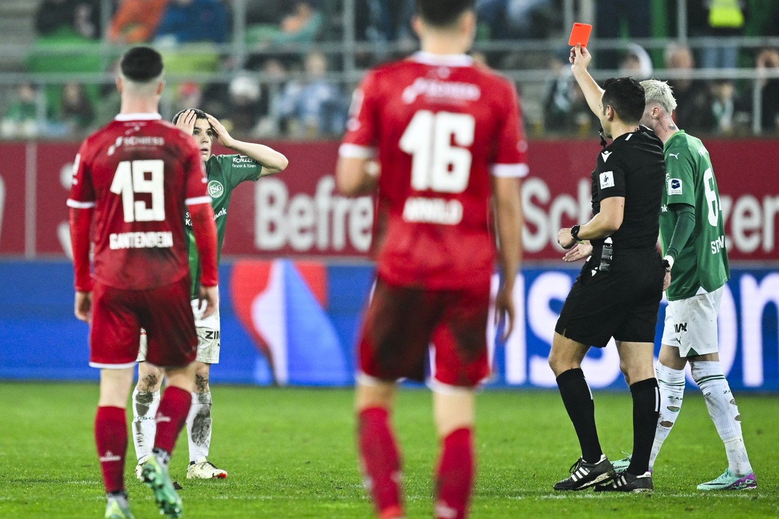St. Gallens Mattia Zanotti sieht Rot von Schiedsrichter Fedayi San, im Fussball Super League Spiel zwischen dem FC St. Gallen und dem FC Winterthur, am Samstag, 17. Februar 2024, im Kybunpark in St. G ...