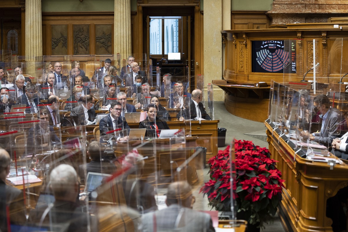 Nationalraete stimmen ab, waehrend der Debatte um die Aufhebung der "besonderen Lage" nach Epidemiengesetz, waehrend der Wintersession der Eidgenoessischen Raete, am Dienstag, 7. Dezember 20 ...