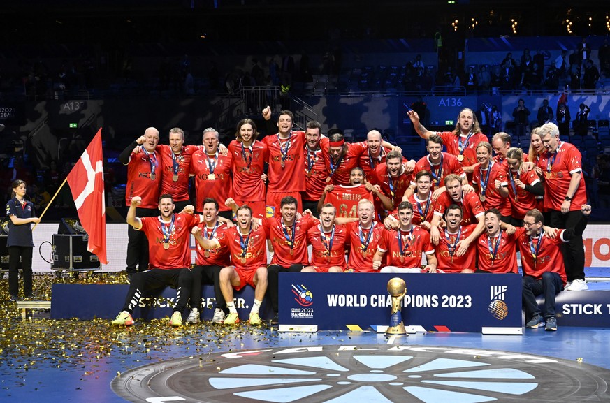 epa10439339 Denmark&#039;s team pose with the trophy after winning the IHF Men&#039;s World Championship handball final match between Denmark and France, in Stockholm, Sweden, 29 January 2023. EPA/Jes ...