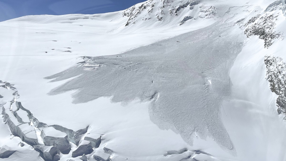 HANDOUT - Am Samstag. 8. April 2023, ereignete sich im Gebiet Alphubel oberhalb von Saas-Fee ein grosser Lawinenabgang, bei dem mehrere Personen versch