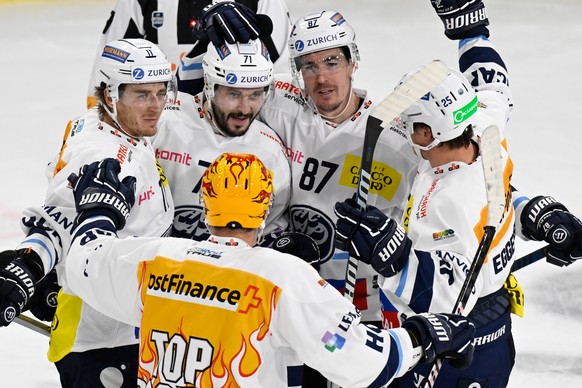 Ambris Johnny Kneubuehler, Jesse Virtanen, Postfinance Topscorer Laurent Dauphin, Dario Buergler, Nando Eggenberger, von links, jubeln beim Eishockey-Qualifikationsspiel der National League zwischen d ...