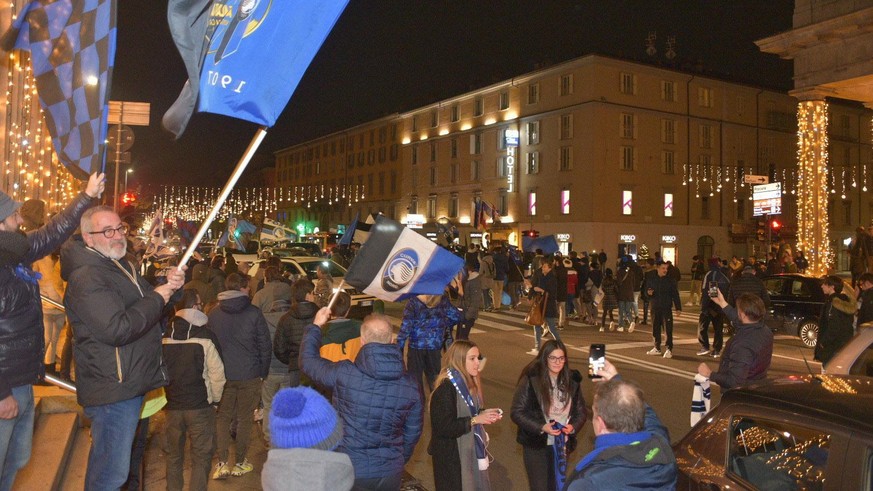 epa08063694 Atalanta&#039;s supporters celebrate at the end of the UEFA Champions League group C soccer match between FC Shakhtar Donetsk and Atalanta BC, which was played in Kharkiv (Ukraine), in Ber ...