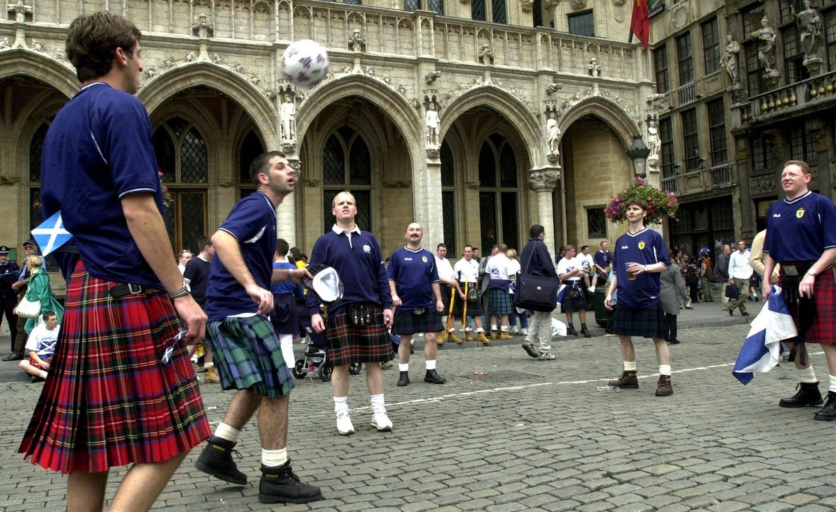BRU37 - - BRUSSELS, BELGIUM: Scottish supporters in kilt play football on the Grand Place - Grote Markt of Brussels, Tuesday 04 September 2001, on the day of the World Cup qualifying soccer match Belg ...
