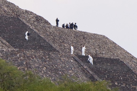 epa12903584 Police officers and forensic experts secure the area where a shooting occurred at the Teotihuacan archaeological site in Mexico, 20 April 2026. Authorities in the State of Mexico confirmed ...