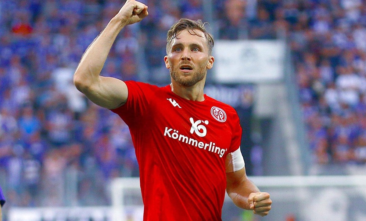 IMAGO / Kruczynski

In Jubelpose: Silvan Widmer (Mainz) Fußball DFB-Pokal 2022/23 / 1.Runde Erzgebirge Aue - 1.FSV Mainz 05 0:3 am 31.7.2022 DFB-Pokal Erzgebirge Aue - FSV Mainz 05 *** In jubilant pos ...