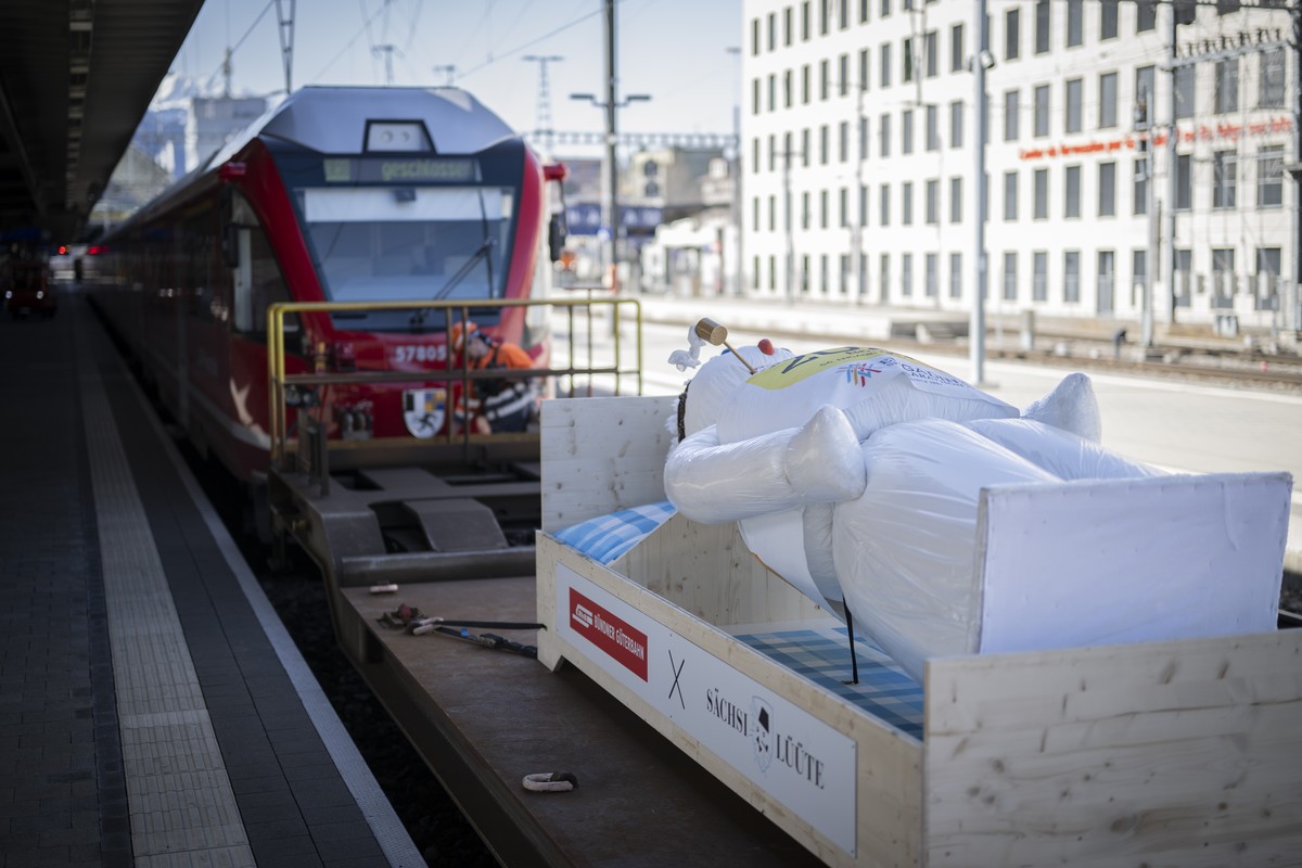 Der original Zuercher Boeoegg wird an einen Zug der Rhaetischen Bahn RHB fuer den Transport ins Engadin angehaengt, am Mittwoch, 4. Maerz 2026, in Chur. Der Boeoegg geht vor dem Sechselaeuten auf Reis ...
