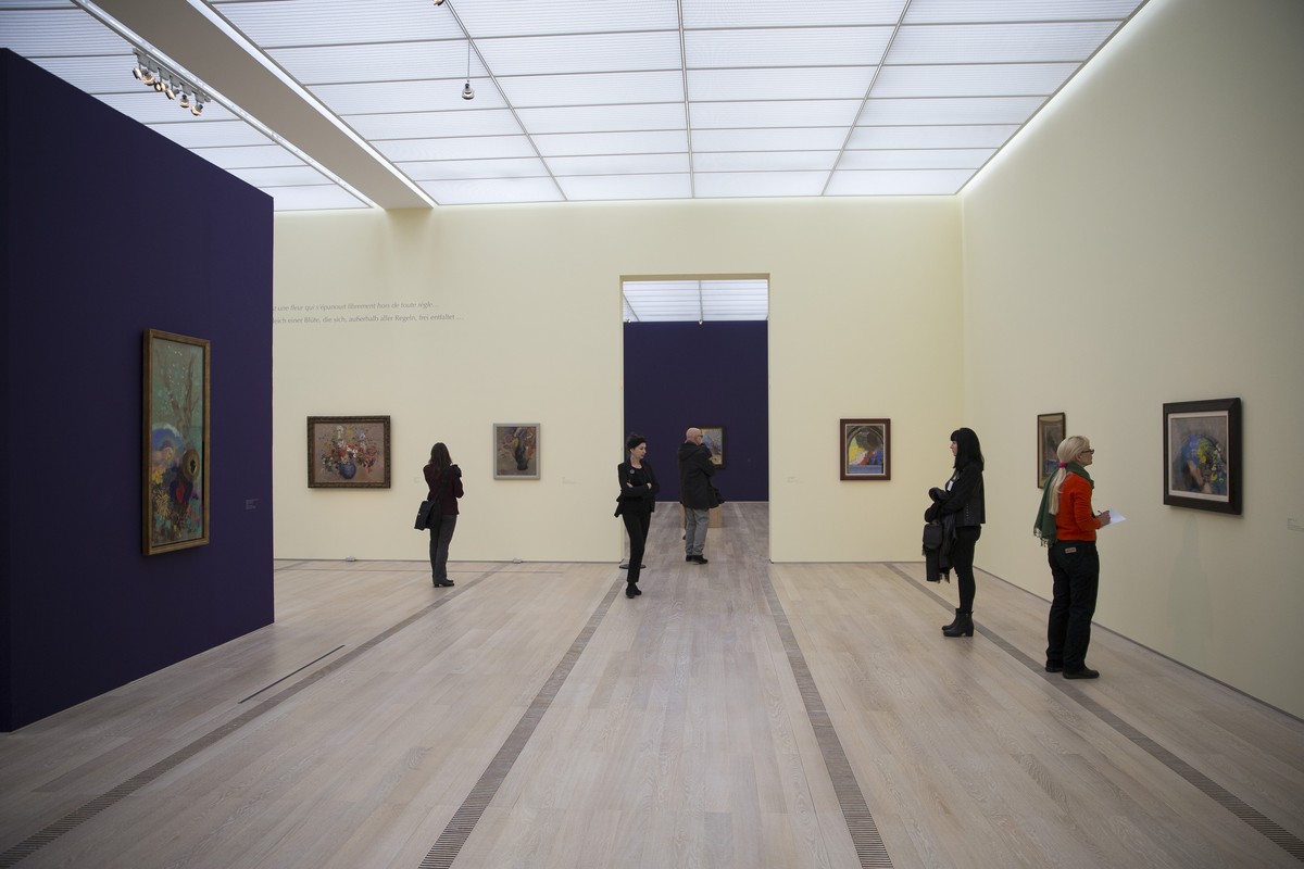 Besucher betrachten am Donnerstag, 30. Januar 2014, verschiedene Gemaelde von Odilon Redon in der Fondation Beyeler in Riehen. Die Fondation Beyeler praesentiert vom 2. Februar - 18. Mai 2014 die Auss ...