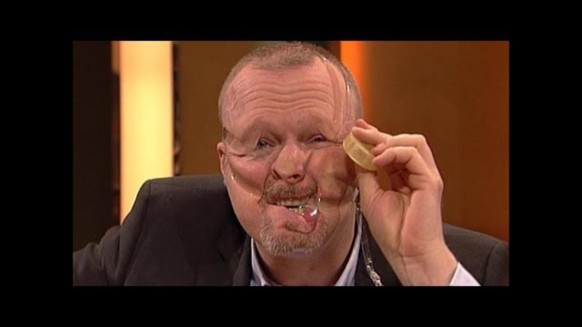 Pinsel ist Schnee von gestern, heute schminkt man sich mit ... Klebstreifen!
Das mit den Klebestreifen ist aber auch nicht neu. Stefan Raab hat es mal probiert!