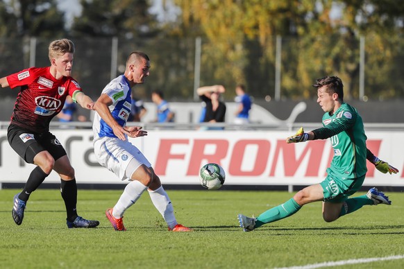 Grasshopper Nemanja Antonov, Mitte, trifft zum 1:0 gegen Aarau Torhueter Lars Hunn (rechts) waehrend dem Testspiel zwischen dem Grasshopper Club Zuerich und dem FC Aarau auf dem GC-Campus am Mittwoch, ...