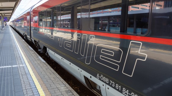 Ein Railjet Zug der ÖBB steht am Perron
