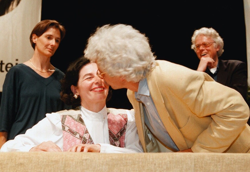 Der Buendner Andrea Haemmerle, rechts, gratuliert am Samstag, 28. Juni 1997 am SPS-Parteitag in Thun der Zuercherin Ursula Koch, links, mit einem Kuss zur Wahl zur neuen Praesidentin der Sozialdemokra ...