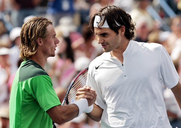 Lleyton Hewitt, from Australia, left, congratulates Roger Federer, from Switzerland, after losing 6-2, 6-4, 6-4, in the finals of Pacific Life Open Sunday, March 20, 2005, in Indian Wells, Calif. (KEY ...