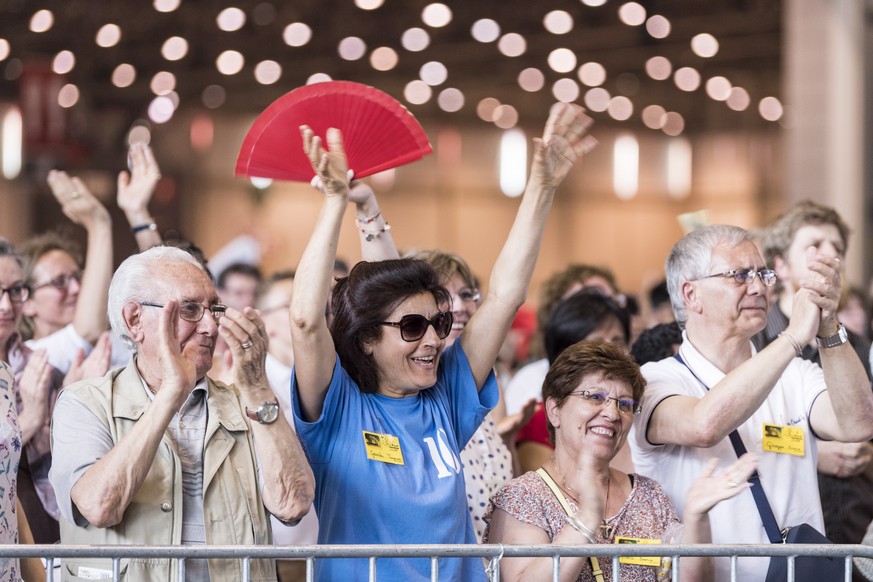 epa06828437 Spectators cheer to Pope Francis at the conclusion of the Holy Mass at Palexpo hall in Geneva, Switzerland, 21 June 2018. Pope Francis visits the World Council of Churches as centerpiece o ...