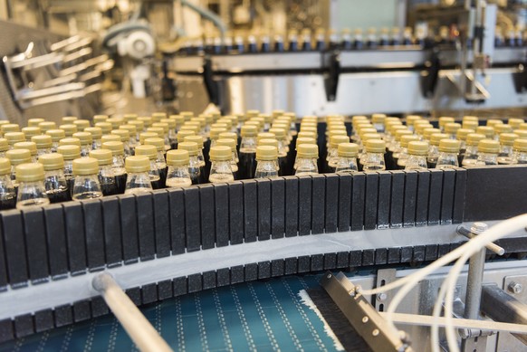 Bottling of the Swiss soft drink Vivi Kola Klassisch, a cola, into 33 cl PET bottles at a bottling plant in Elm, Canton of Glarus, Switzerland, on November 14, 2018. (KEYSTONE/Christian Beutler)