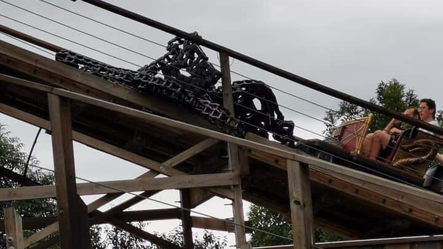 Bei Wodan im Europapark ist aktuell die Kette gerissen und steht gerade still.