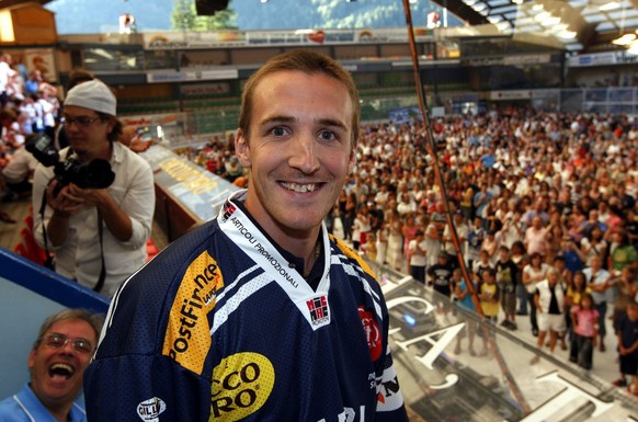 Der Eishockey Spieler Luca Cereda wird von Ambri Praesident, Gian-Paolo Grassi, hinten links, und den Ambri-Fans verabschiedet, an der Praesentation der Mannchaft des HC Ambri am Samstag 4. August 200 ...