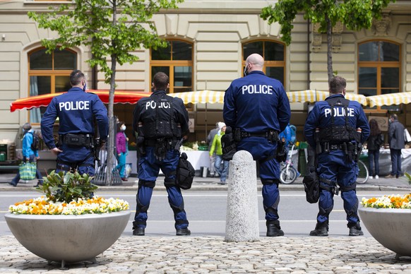 Polizisten beobachten das Geschehen auf dem Markt in der Naehe des Bundesplatzes, am Samstag, 15. Mai 2021, in Bern. Heute werden Demonstranten gegen die Massnahmen im Zusammenhang mit dem Coronavirus ...