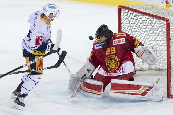 Tigers Goalie Damian Stettler, rechts, kaempft um den Puck gegen Zugs Lino Martschini, links, waehrend dem Meisterschaftsspiel der National League zwischen den SCL Tigers und dem EV Zug, am Samstag, 3 ...