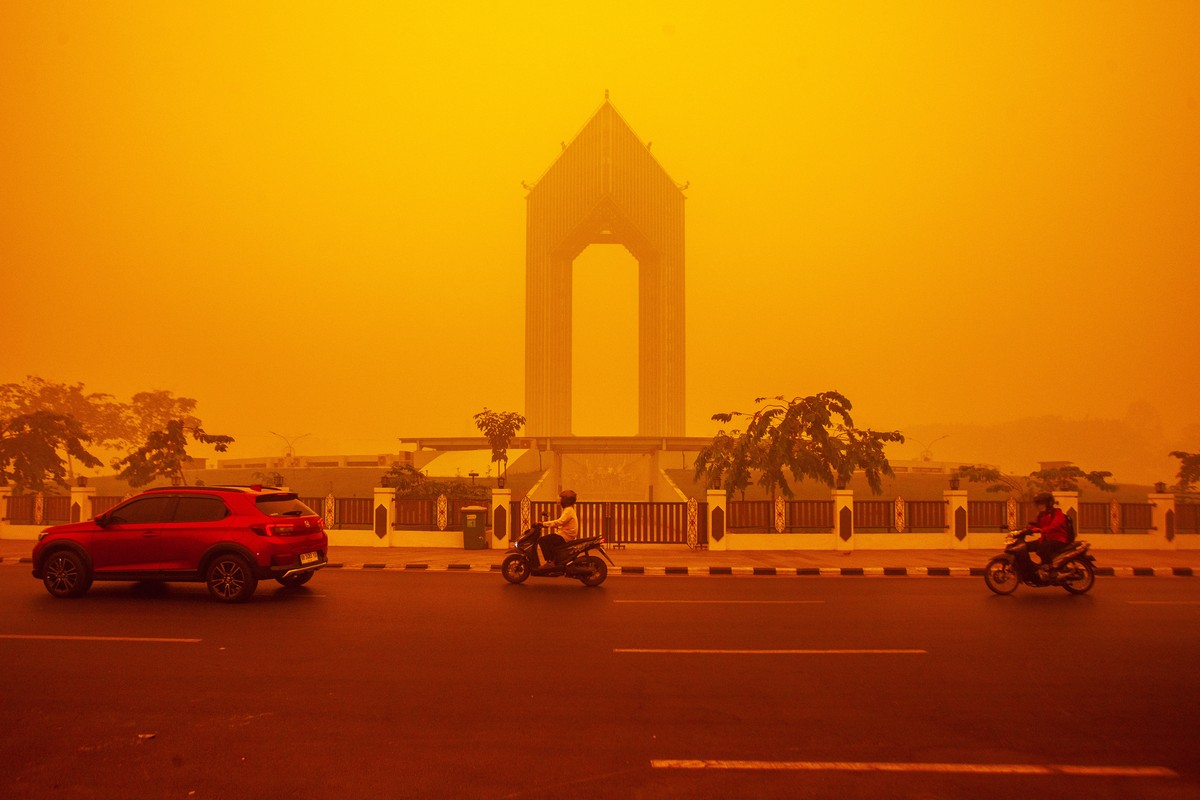 epa13303236 Motorists ride through thick haze from wildfires in Palangkaraya, Central Kalimantan, Indonesia, 14 October 2026. Civil society groups in Borneo have filed a class-action lawsuit demanding ...