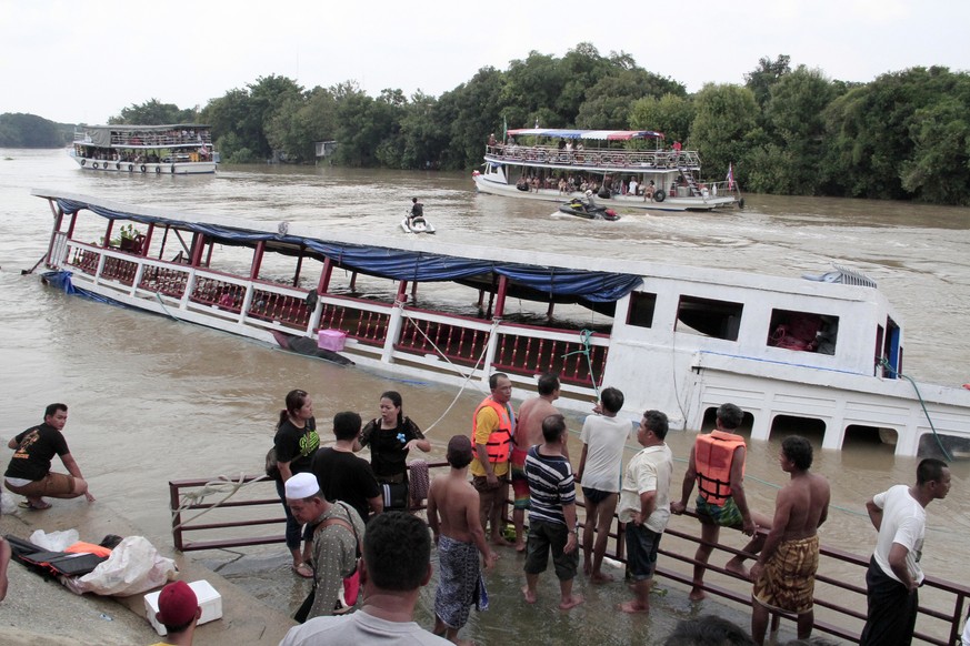 Thai rescue teams search for victims after a boat capsized at Chao Phraya River in Ayuthaya Province, Thailand, Sunday, Sept. 18, 2016. Thai news reports say at least 13 people were killed when a doub ...