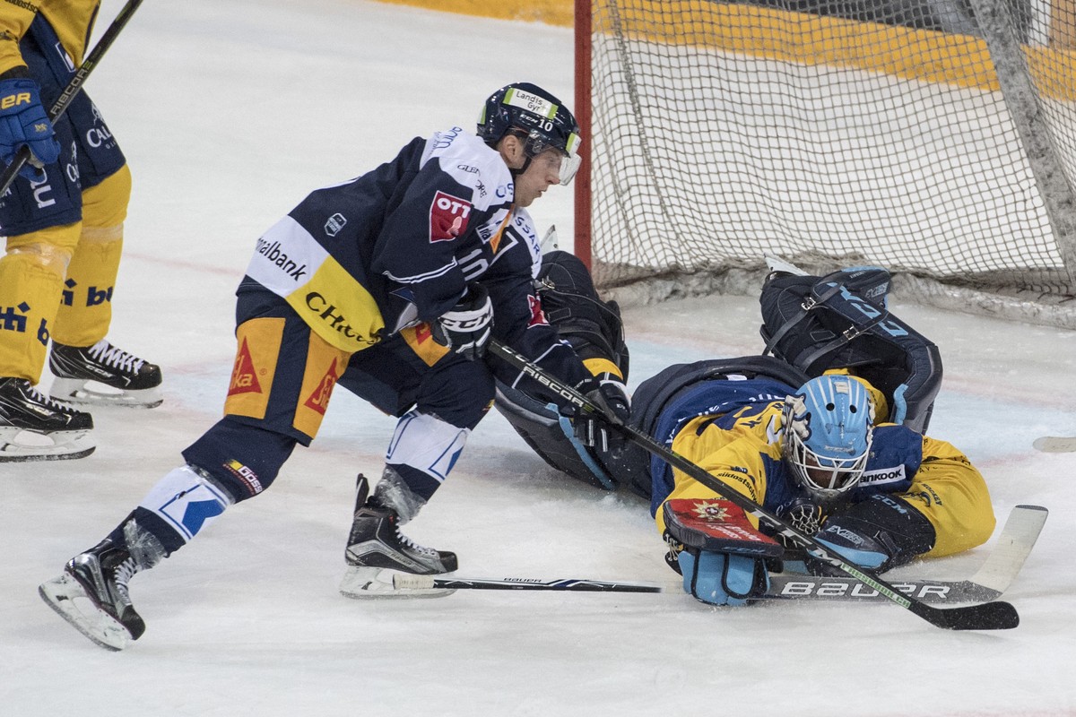 Torhueter Anders Lindbaeck, rechts, von Davos in Spiel gegen Dominic Lammer, links, von Zug beim Eishockey Meisterschaftsspiel in der Qualifikation der National League zwischen dem EV Zug und dem HC D ...