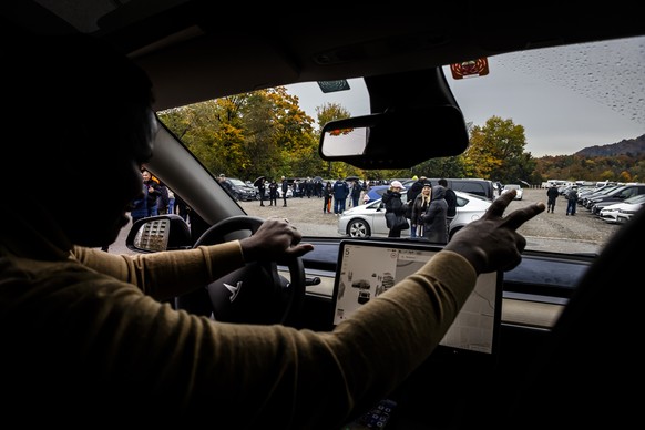 A driver arrives in his car as Uber and taxi drivers gather to strike at Albisguetli, on Monday, October 20, 2025, in Zurich, Switzerland. Drivers of the US ride-hailing service Uber and other drivers ...