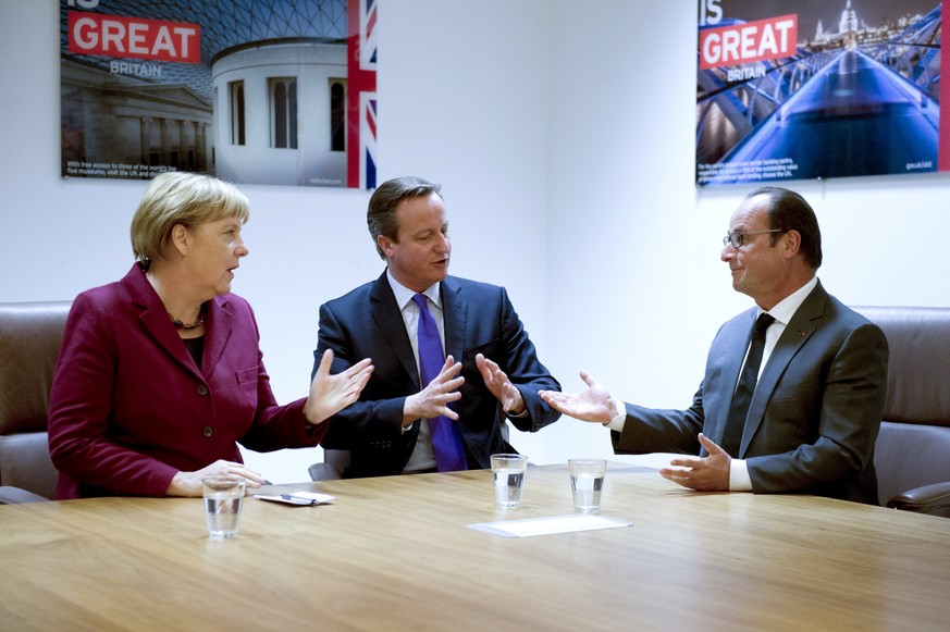 Gar nicht gestellt:&nbsp;Angela Merkel, David Cameron und Francois Hollande diskutieren in Brüssel für die Pressefotografen.