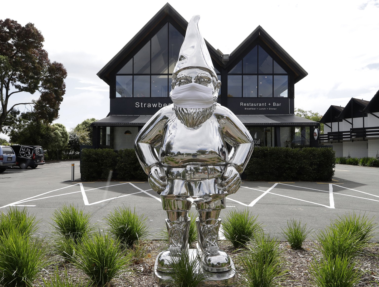 Statue mit Maske vor einem Restaurant in Christchurch. Neuseeland ist seit zwei Wochen im Lockdown.