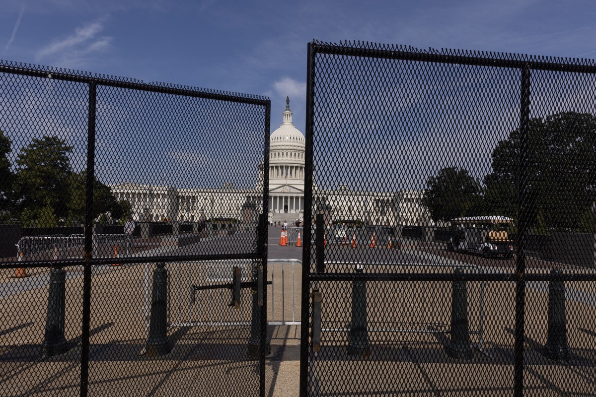 epaselect epa11492837 Newly-placed security fencing surrounds the perimeter of the United States Capitol Building ahead of the visit of Prime Minister of Israel Benjamin Netanyahu, on Capitol Hill in  ...
