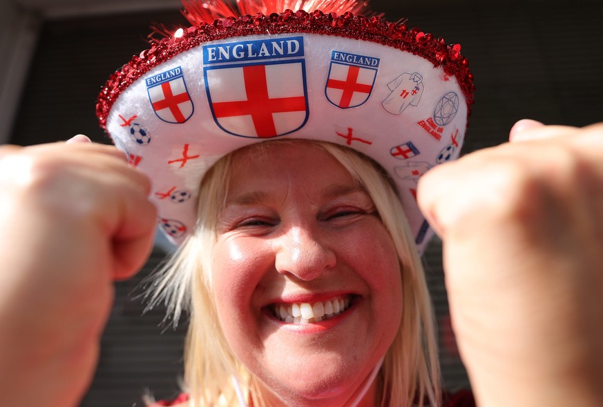 epa05357557 An English supporter on her way to the stadium for the UEFA EURO 2016 group B preliminary round match between England and Russia at Stade Velodrome in Marseille, France, 11 June 2016. EPA/ ...