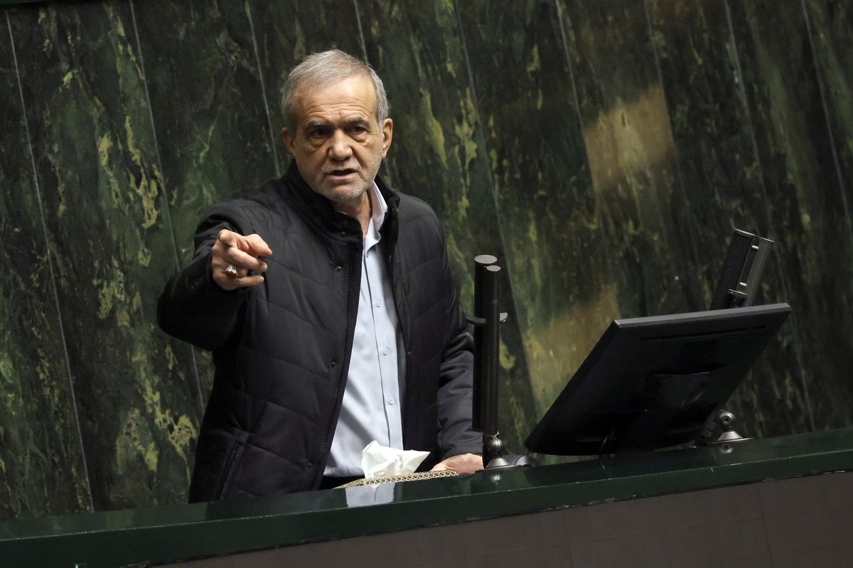 epa11934141 Iranian President Masoud Pezeshkian speaks during a Parliament session to defend his Minister of Economy and Finance at the Iranian Parliament in Tehran, Iran, 02 March 2025. According to  ...