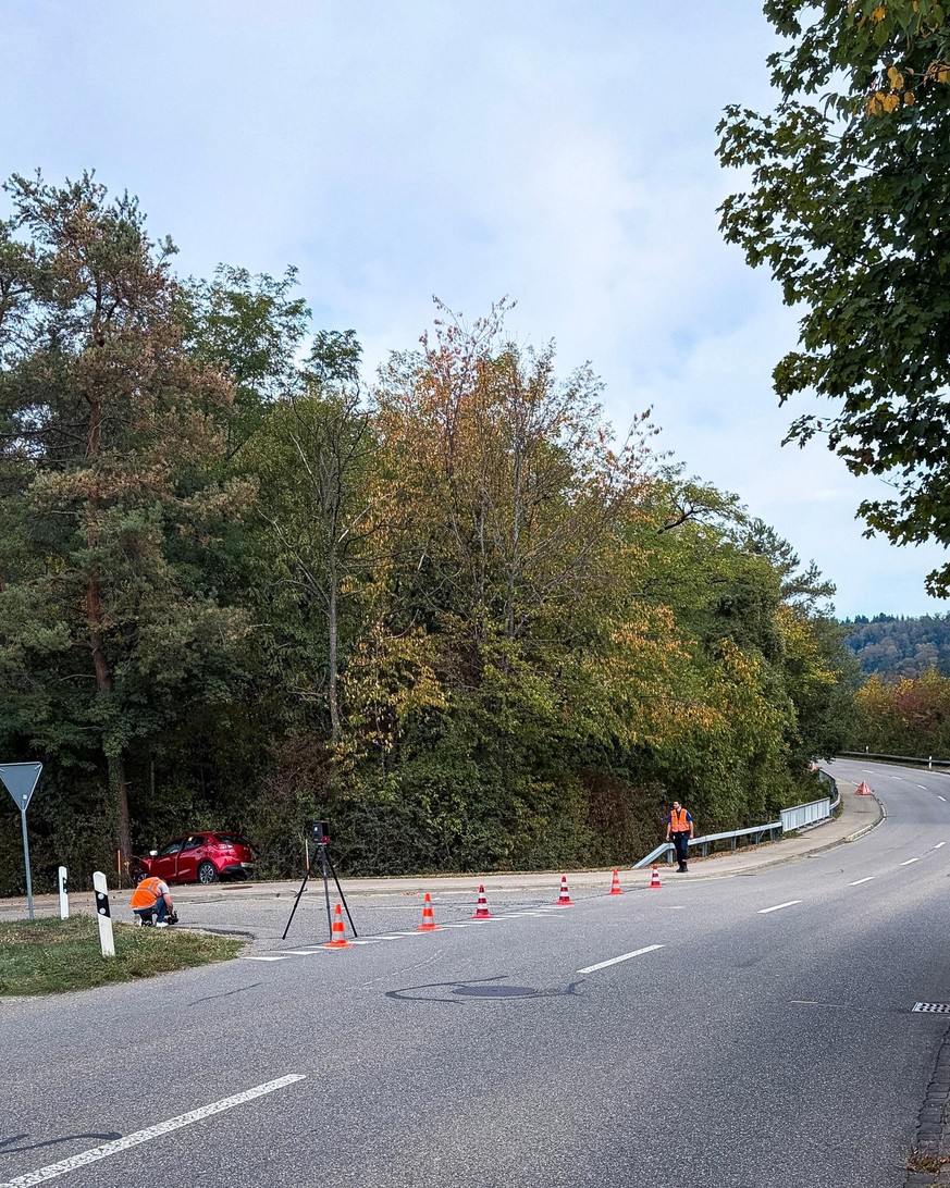 Das Auto eines 84-Jährigen landet nach einem Überholmanöver am 7. Oktober 2026 im Grafstal in einem Baum.