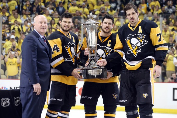 Die Pittsburgh-Spieler Chris Kunitz, Sidney Crosby und Jewgeni Malkin (v.l.) mit der Prince-of-Wales-Trophäe für den Gewinn der Eastern Conference.