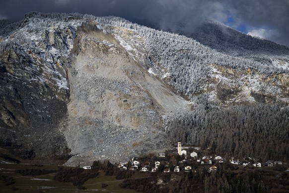 Blick auf Brienz-Brinzauls, am Donnerstag, 27. November 2025. Das Dorf ist seit November 2024 erneut evakuiert aufgrund des drohenden Bergsturzes. Im Juni 2023 war es knapp von einem Schuttstrom verfe ...
