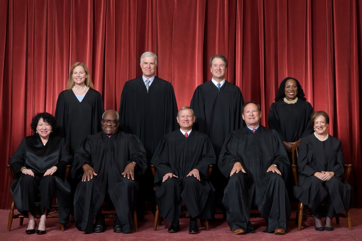Neun US-Supreme Court Judges 
hintere Reihe (links nach rechts) : Associate Justices Sonia Sotomayor, Clarence Thomas, Chief Justice John G. Roberts, Jr., Associate Justices Samuel A. Alito, Jr. and E ...
