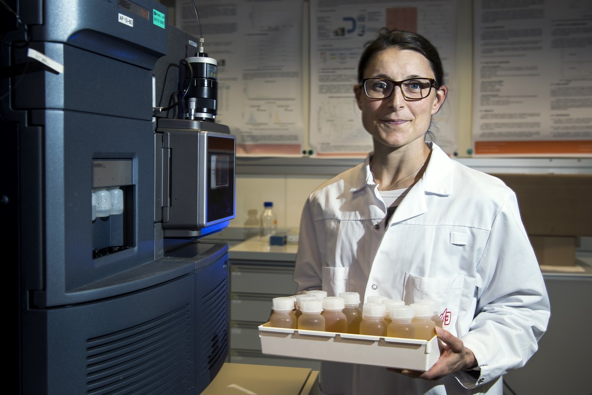 Tiia Kuuranne, la nouvelle directrice du LAD, le Laboratoire suisse d'Analyse du Dopage, pose avec des echantillons d'urine dans son laboratoire ce vendredi 29 juillet 2016 a Epalinges pres  ...