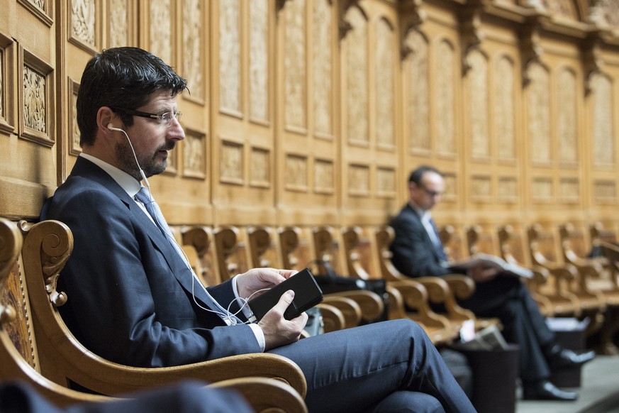 ARCHIVBILD ZUM RUECKTRITT VON YANNICK BUTTET ALS VIZE-PRAESIDENT DER CVP SCHWEIZ, AM MONTAG, 4. DEZEMBER 2017 - Nationalrat Yannick Buttet, CVP-VS, spricht am Handy an der Wintersession der Eidgenoess ...