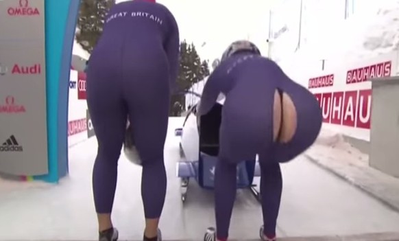 Ups! Beim Bob-Weltcup in St.Moritz reisst der britischen Weltmeisterin Gillian Cooke der Anzug an der dümmsten Stelle.