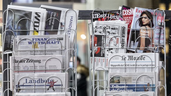 Ein Staender mit diversen Zeitungen und Zeitschriften, fotografiert am Dienstag, 1. Februar 2022 im Bahnhof Zuerich. Am 13. Februar wird die Schweizer Bevoelkerung in einer Volksabstimmung ueber das & ...