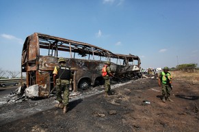 Der komplett ausgebrannte Unglücksbus.